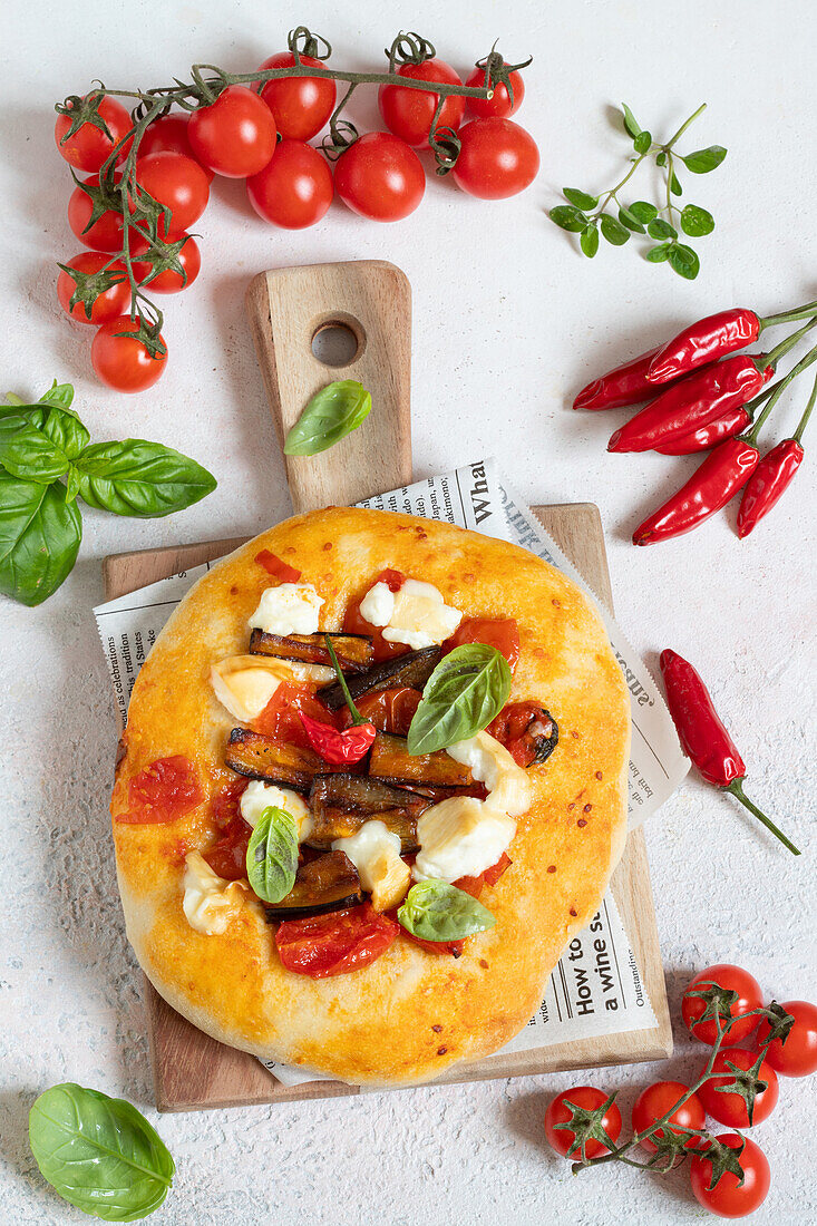 Pizza mit Auberginen, Tomaten und geräucherter Burrata