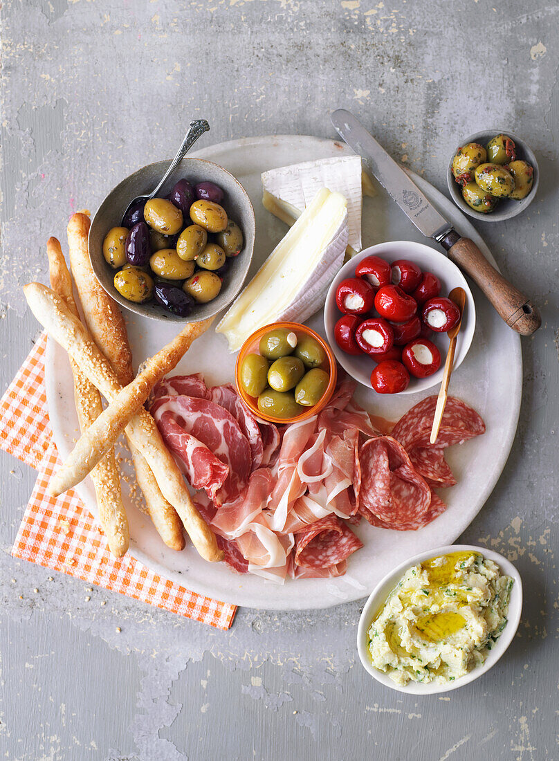 Antipasti platter with olives, ham and cheese