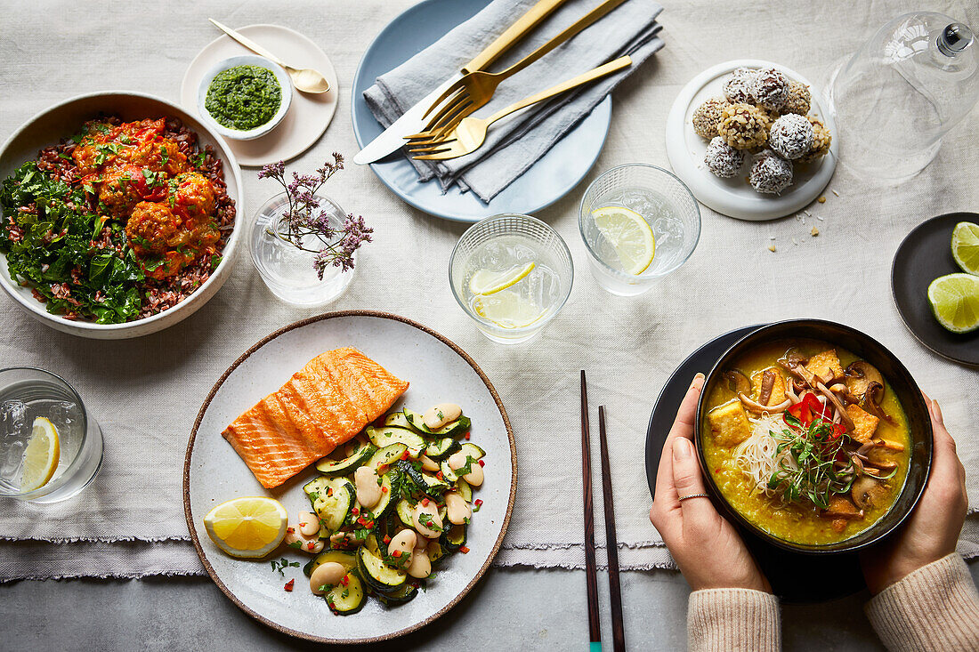Lachs mit Gemüse, Hackbällchen auf Quinoa, Laska-Suppe und Schokotrüffel