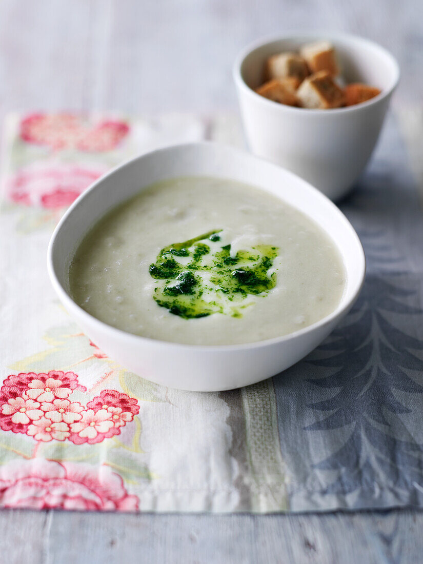 Topinambursuppe mit Kräuteröl und Croûtons