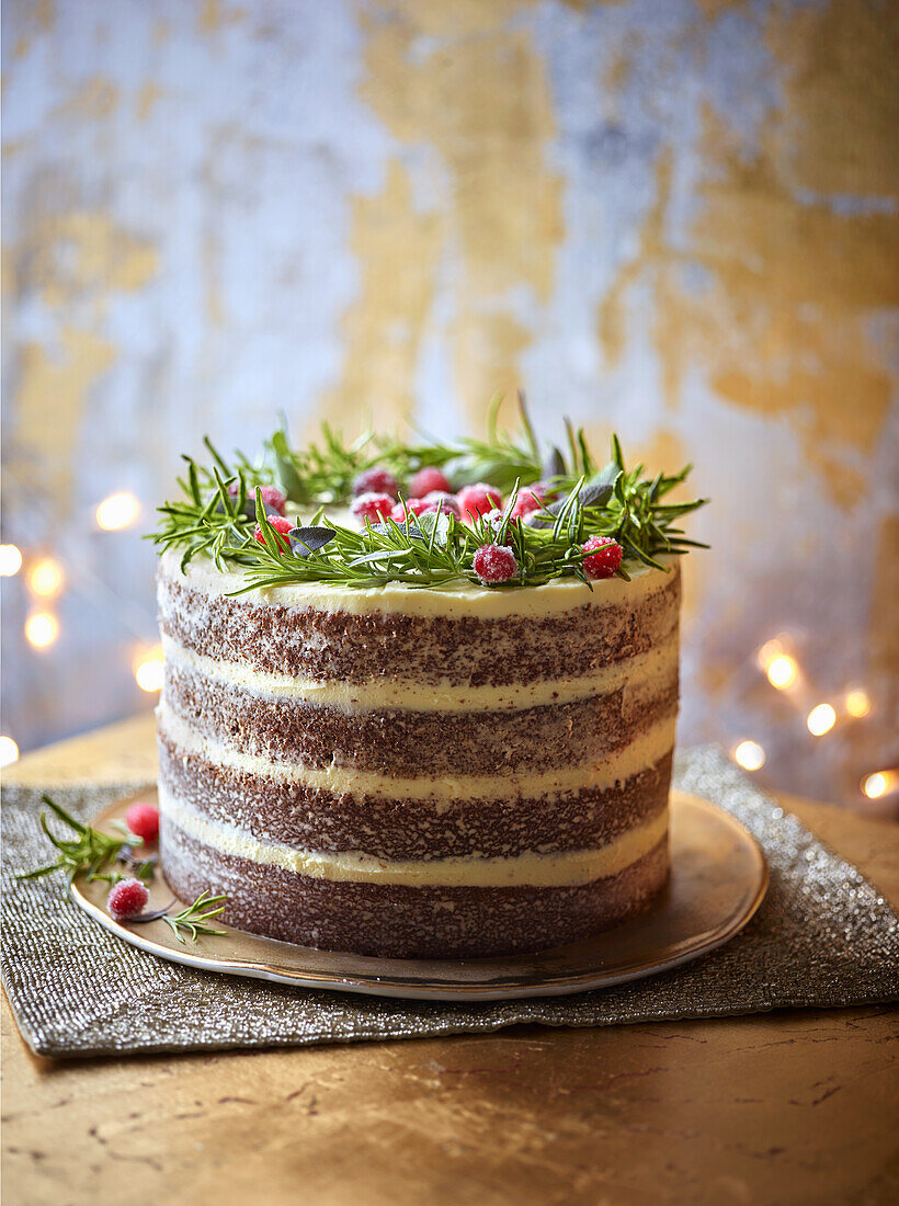 Naked Cake mit Rosmarin-Cranberry-Deko