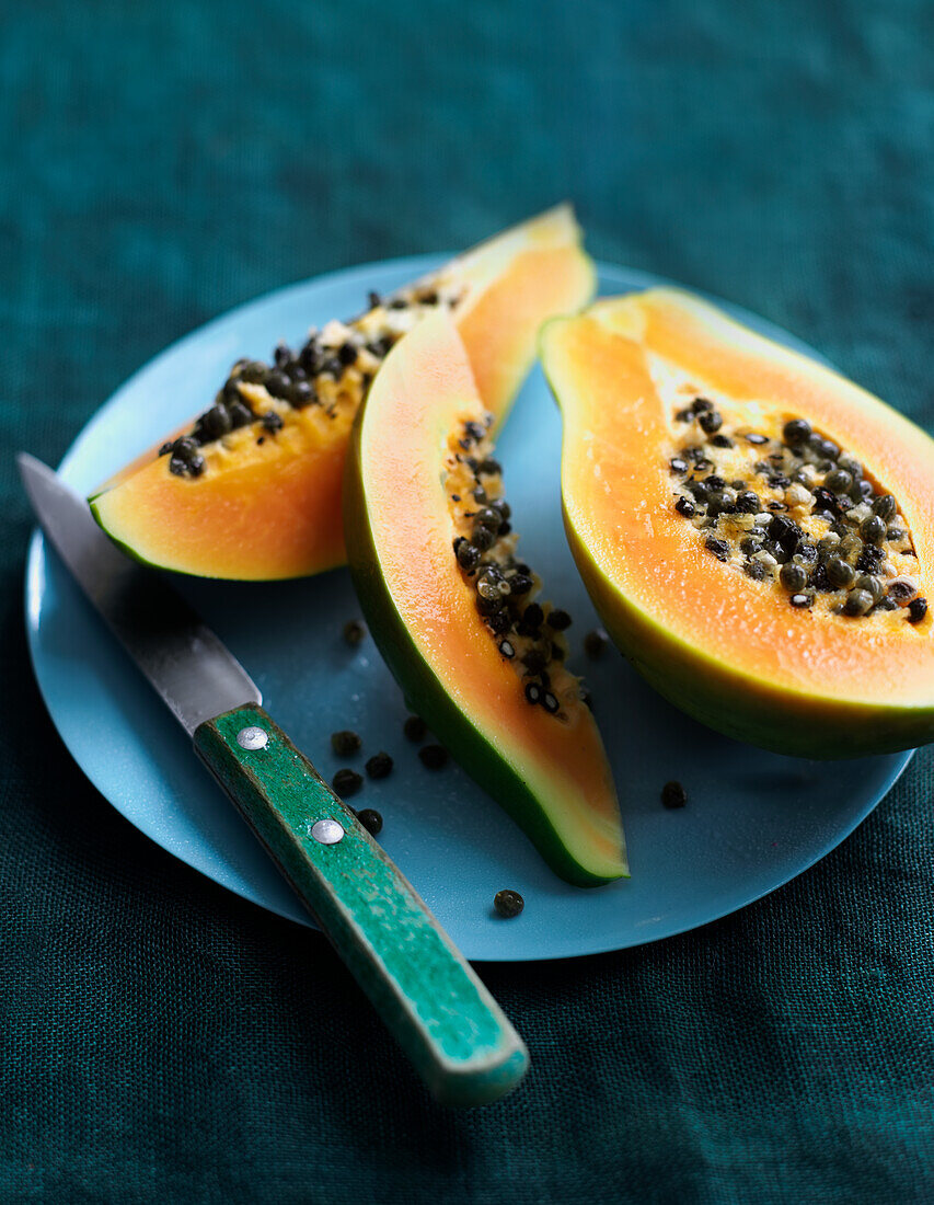 Aufgeschnittene Papaya auf Teller