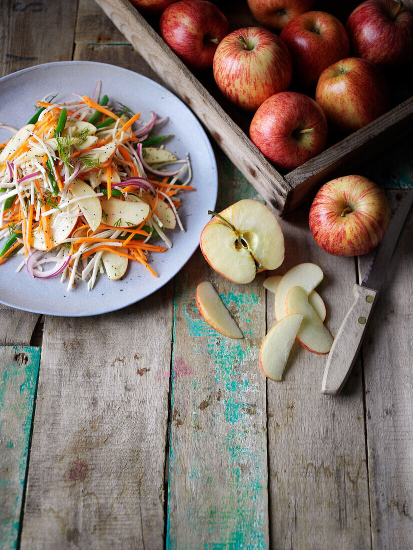 Coleslaw mit Möhren und Apfel