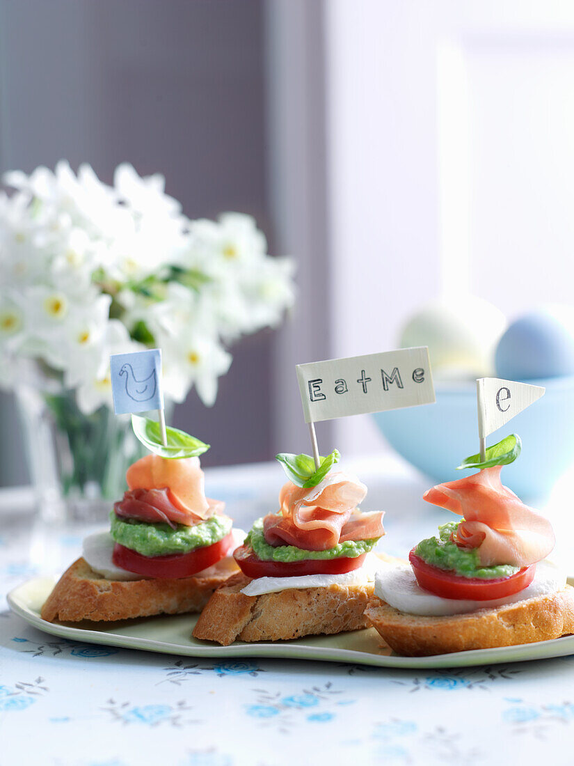 Oster-Canapés mit Schinken und Pesto