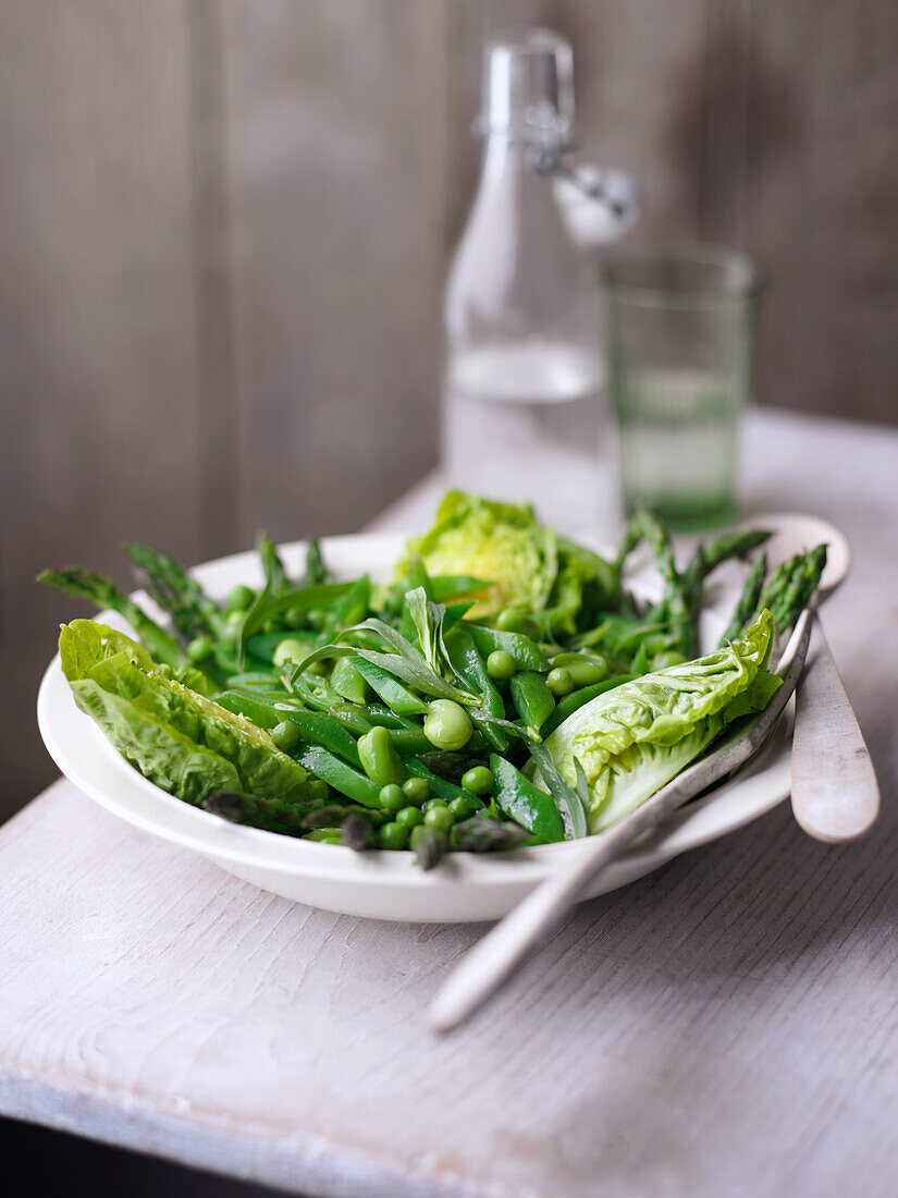 Green salad with peas and asparagus