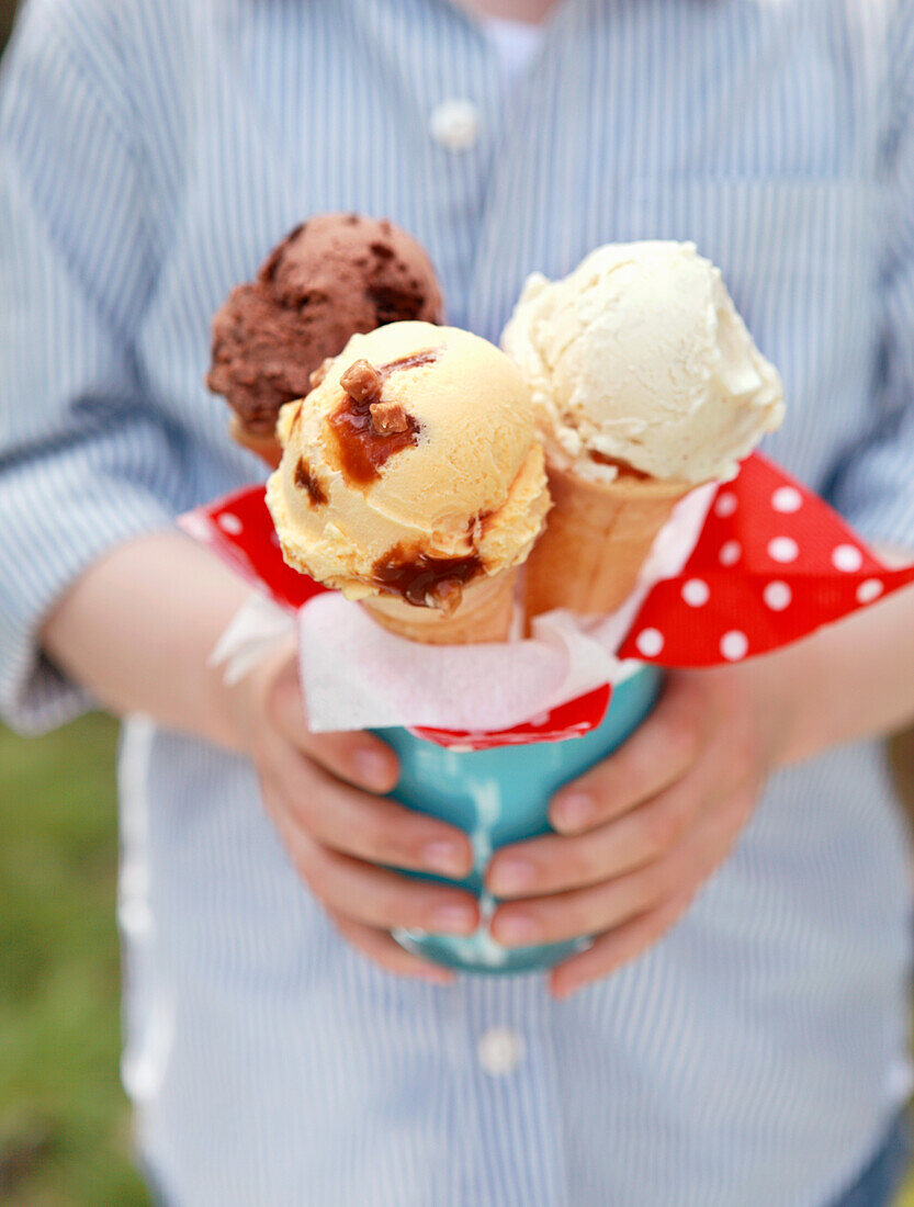 Drei Eiswaffeln mit Schokoladeneis, Toffeeeis und Vanilleeis