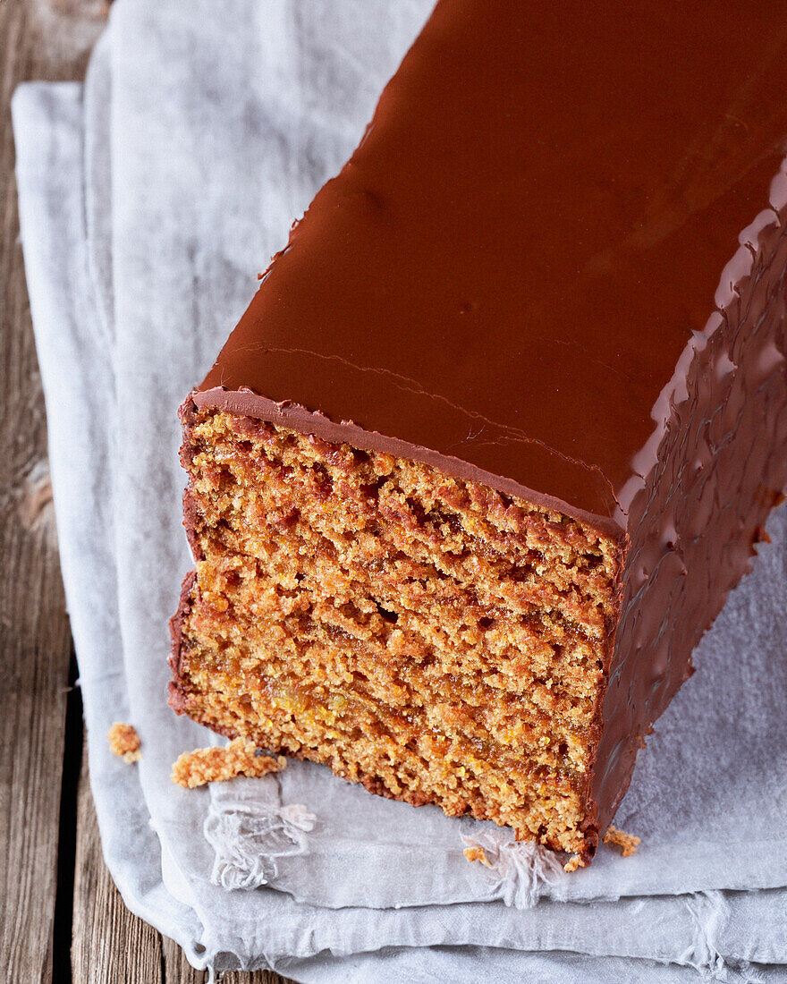 Cake with orange pain d'épices and chocolate icing