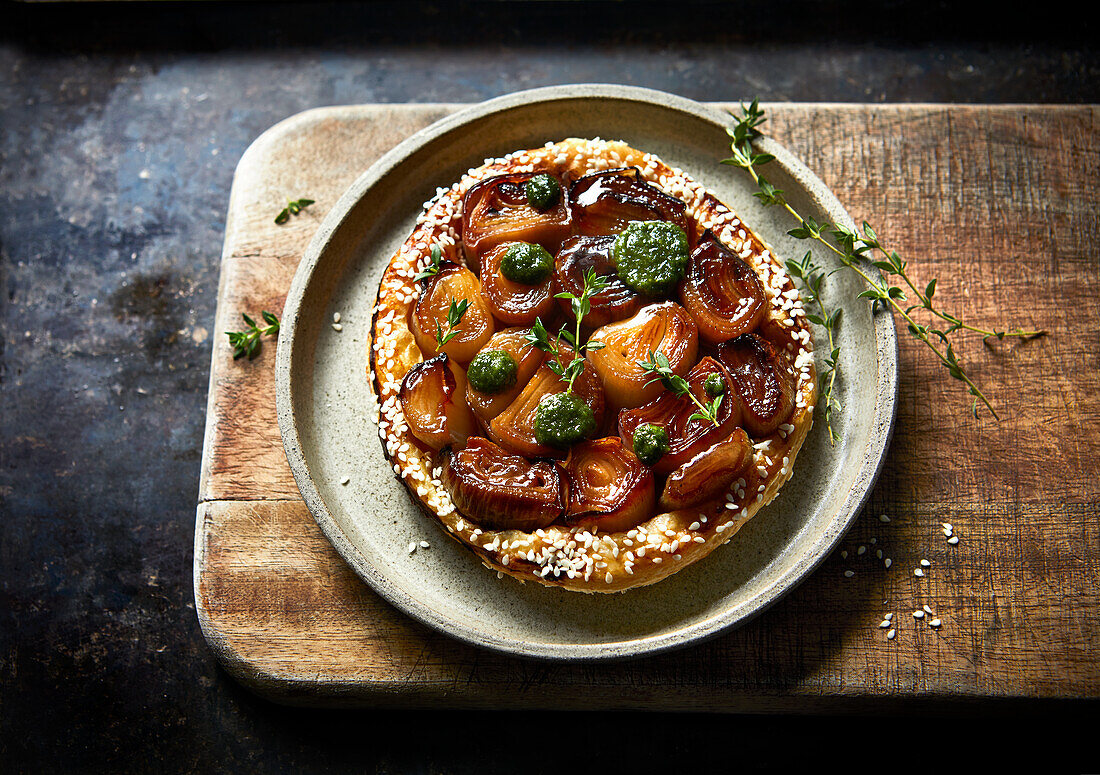 Schalotten-Tarte mit Kräutern und Sesam