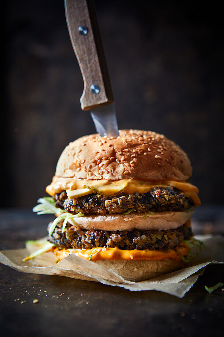 Doppelter veganer Burger mit Gemüse-Patties