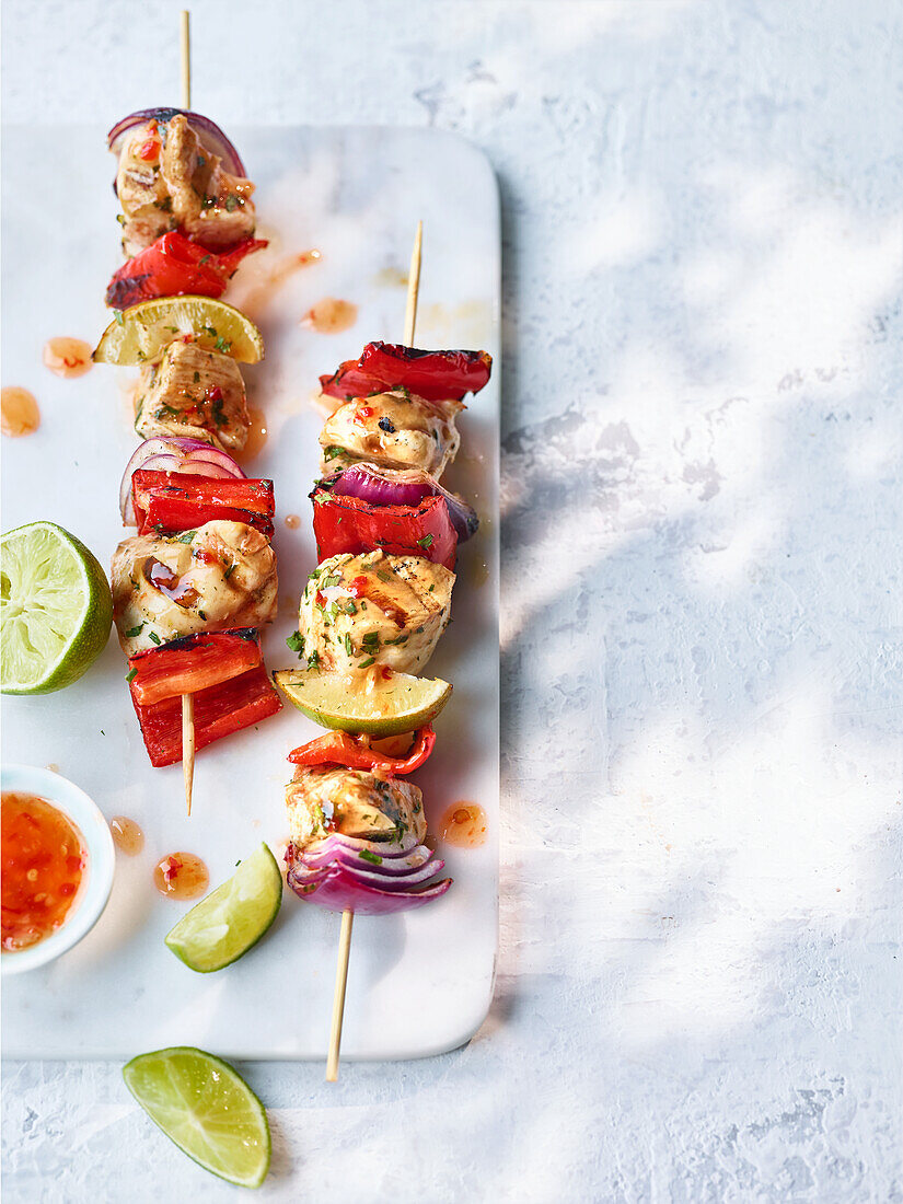 Chicken shish kebabs with lime quarters