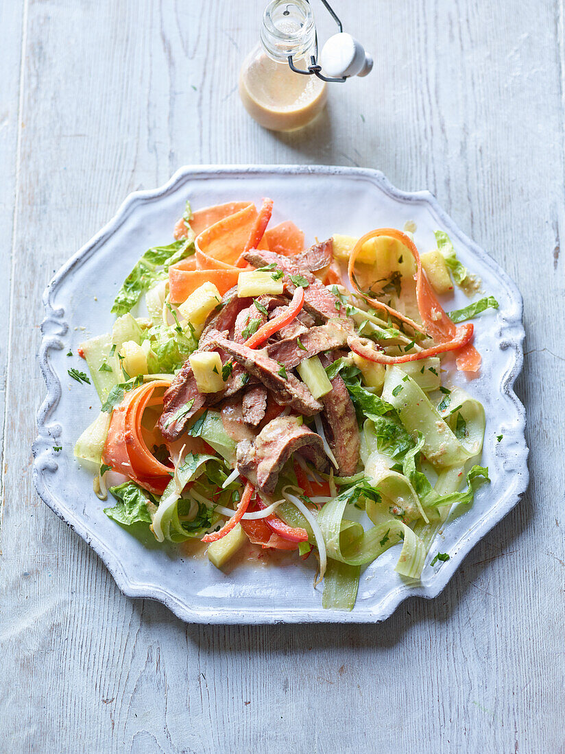 Malaysischer Rindfleischsalat mit Gemüse