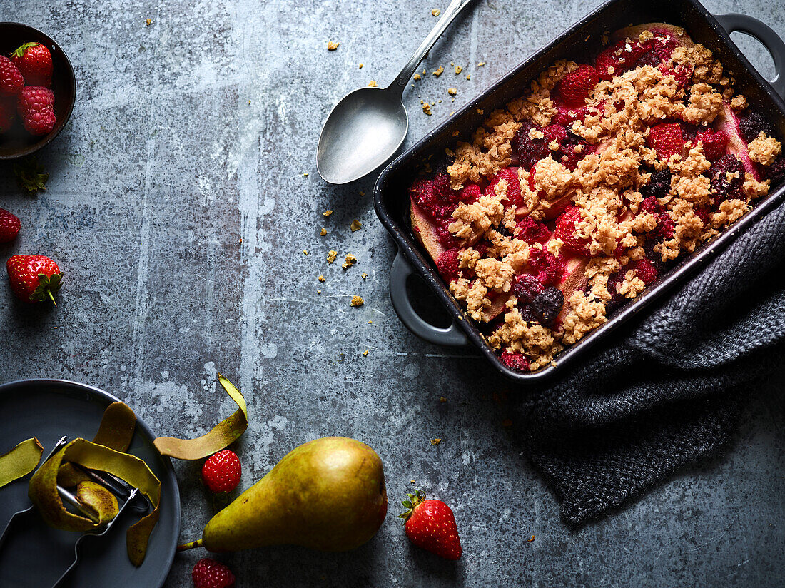 Fruchtiger Hafer-Crumble mit Beeren und Birne