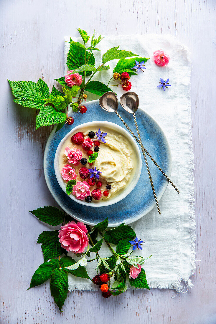 Frozen Yogurt mit Beeren und Blüten