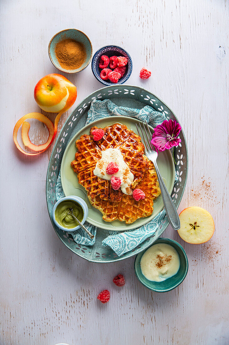 Süße Waffeln mit verschiedenen Toppings