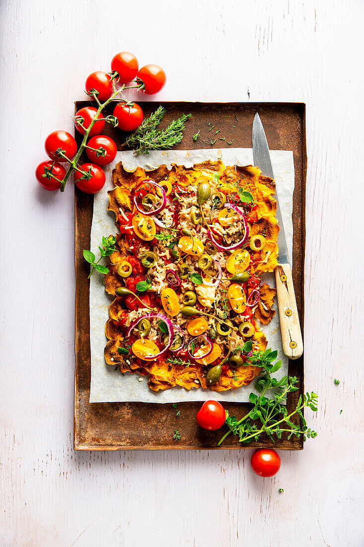 Süßkartoffelpizza mit Tomaten und Oliven