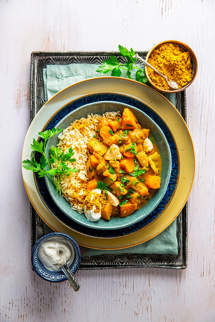 Wärmendes Winter-Curry mit Reis und Joghurt