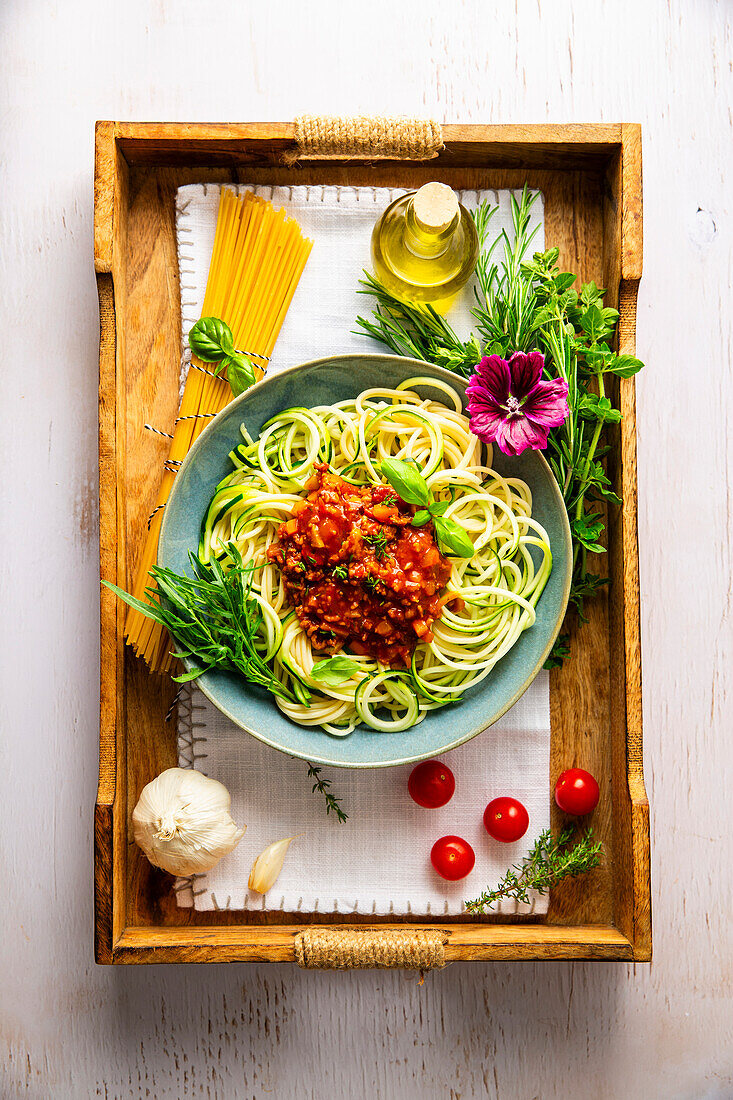 Zucchini-Spaghetti mit Bolognese-Sauce