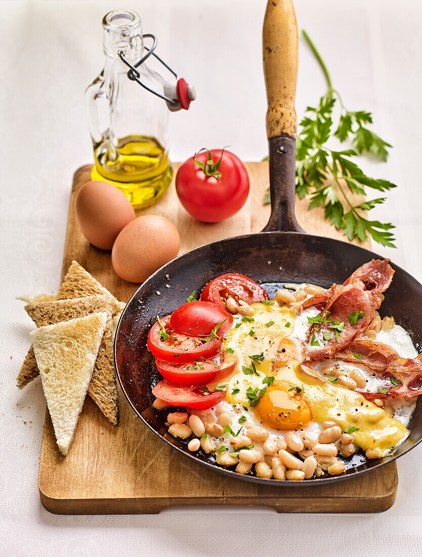 Englisches Frühstück mit Eiern, Bacon, Bohnen und Tomaten