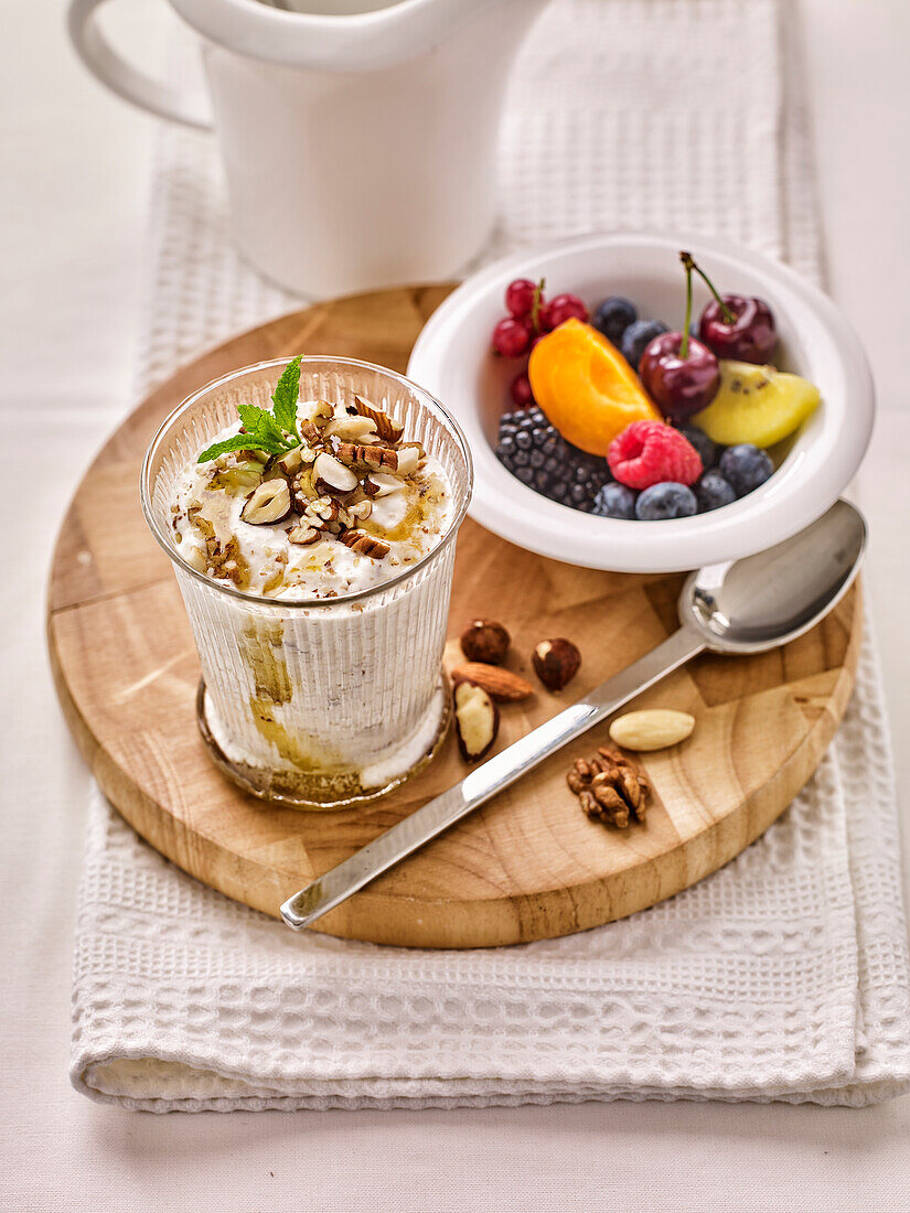 Joghurt mit Honig, Nüssen und frischen Früchten