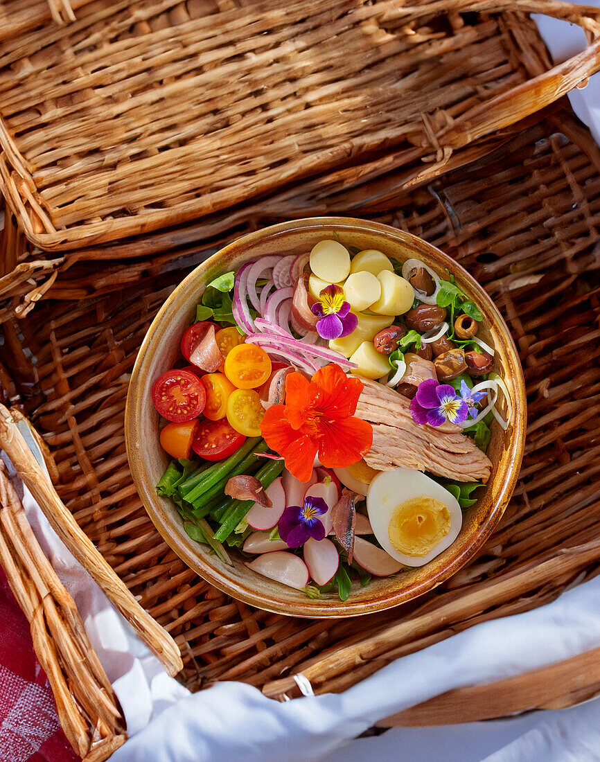 Salade Niçoise with herbs