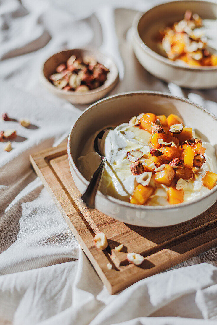 Joghurt mit karamellisierten Äpfeln und Nüssen