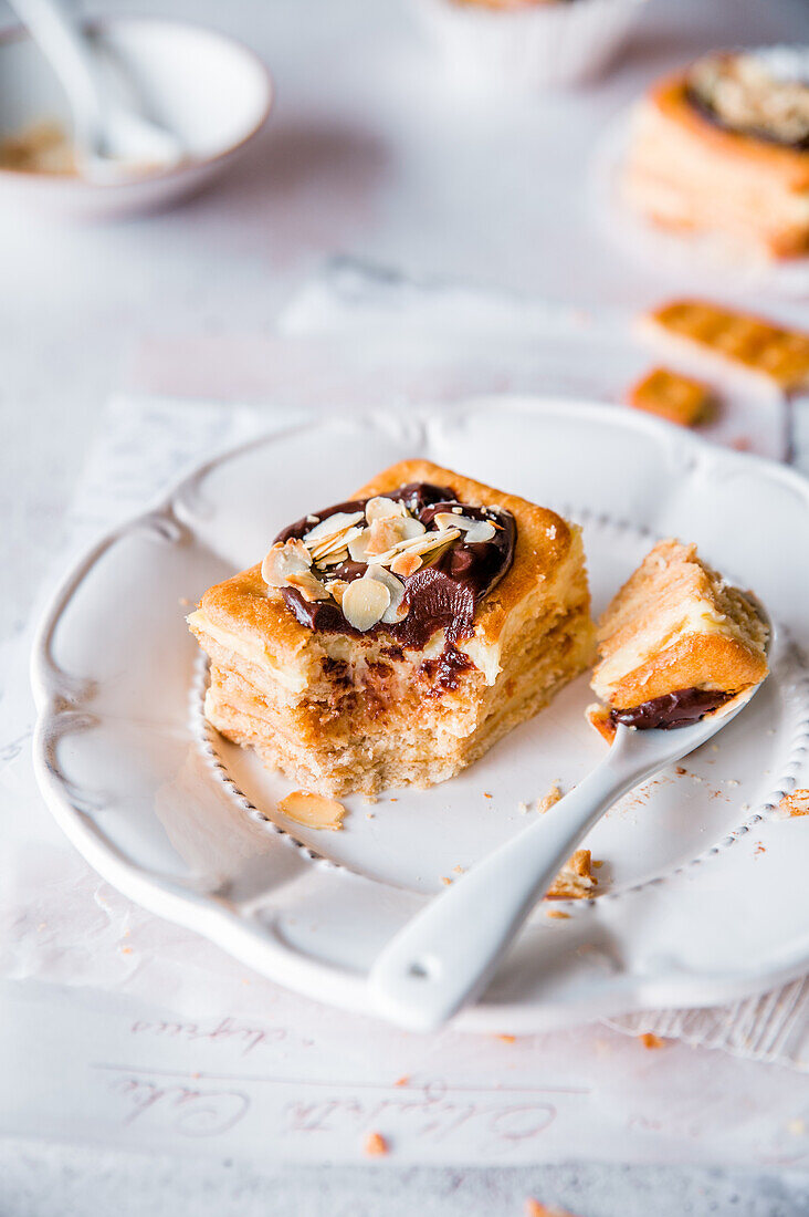 Cracker-Törtchen mit Schokoladencreme und Mandeln