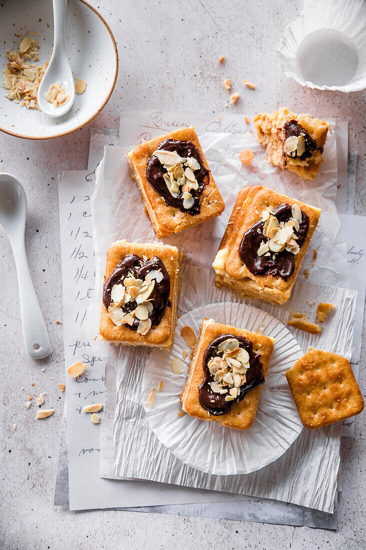 Cracker tartlets with chocolate cream and almonds