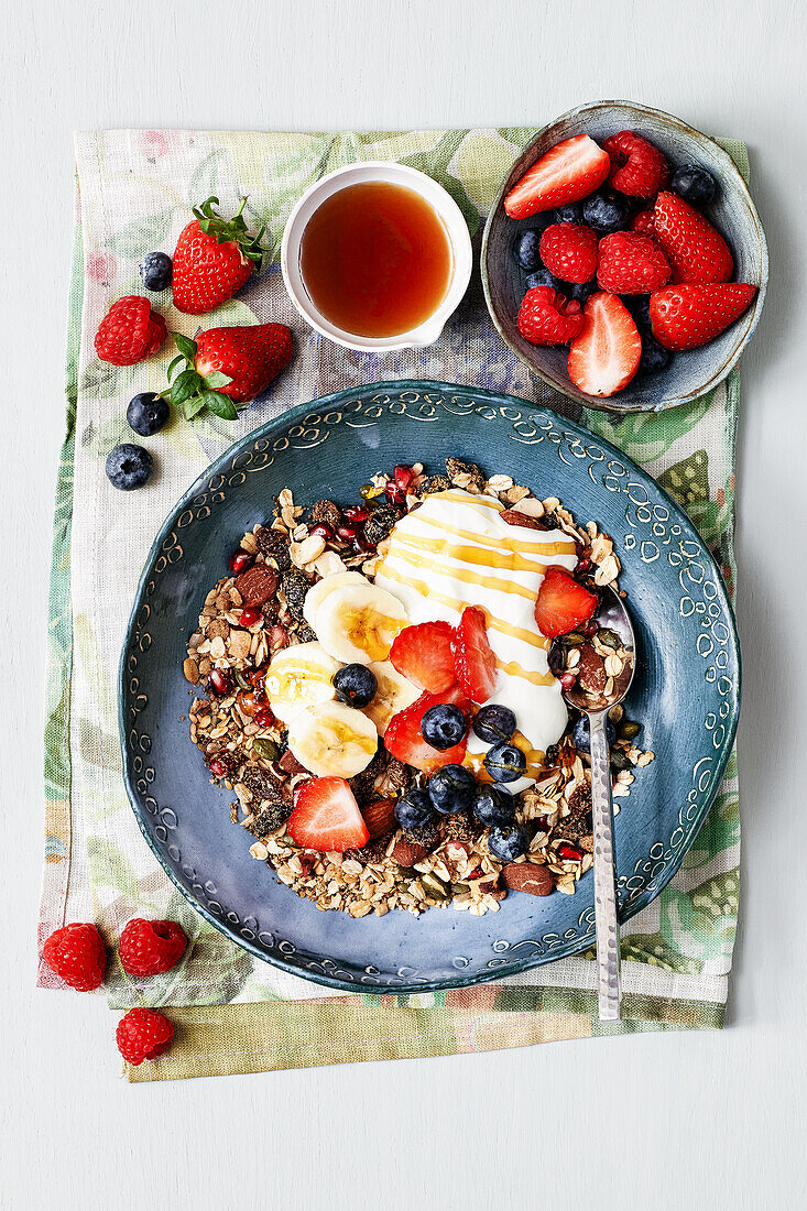 Crispy muesli with berries, bananas and yoghurt