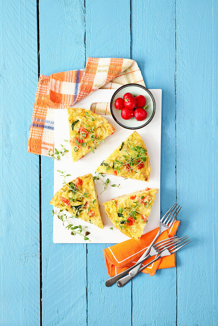 Gemüse-Frittata mit frischen Kräutern und Tomaten