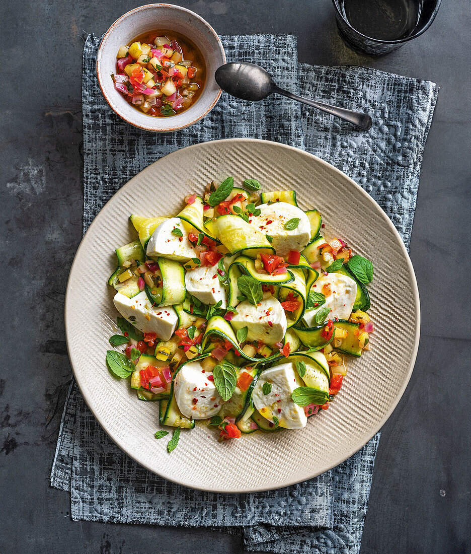 Zucchini-Carpaccio mit Büffelmozzarella und Paprikasalsa