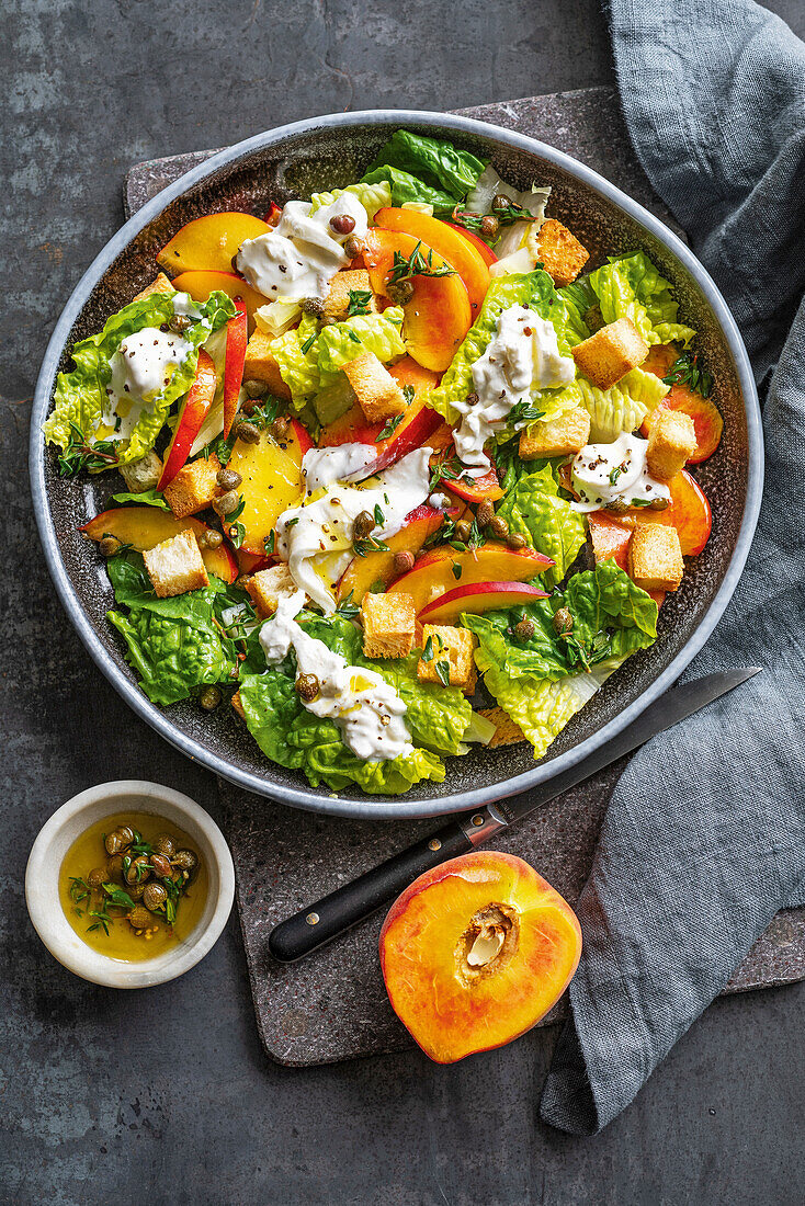 Pfirsich-Burrata-Panzanella mit Kapern