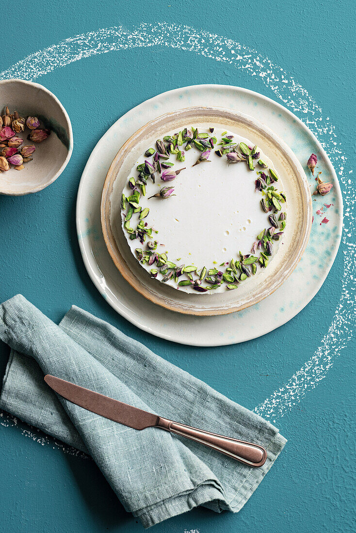 Gedämpfter Joghurt-Kardamom-Pudding mit Pistazien