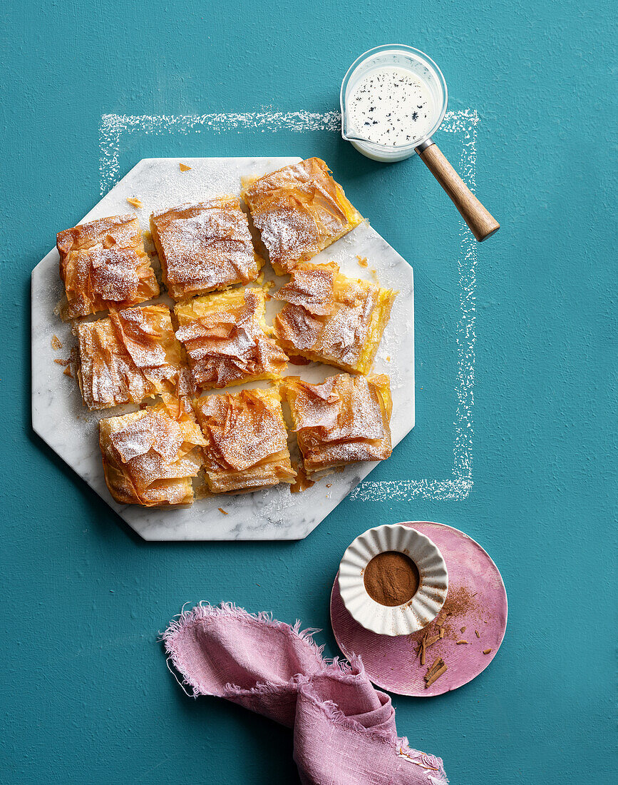 Bougatsa mit Puderzucker und Zimtpulver (Griechenland)