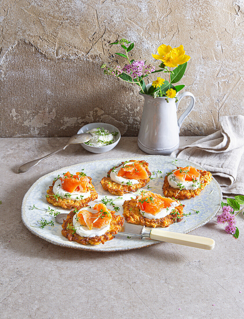 Kartoffelrösti mit Kräuterquark und Räucherlachs