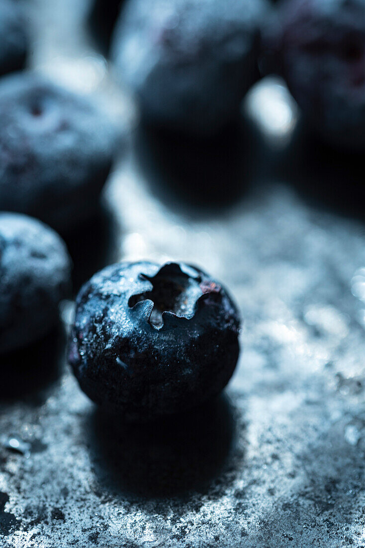 Gefrorene Blaubeeren auf dunklem Untergrund