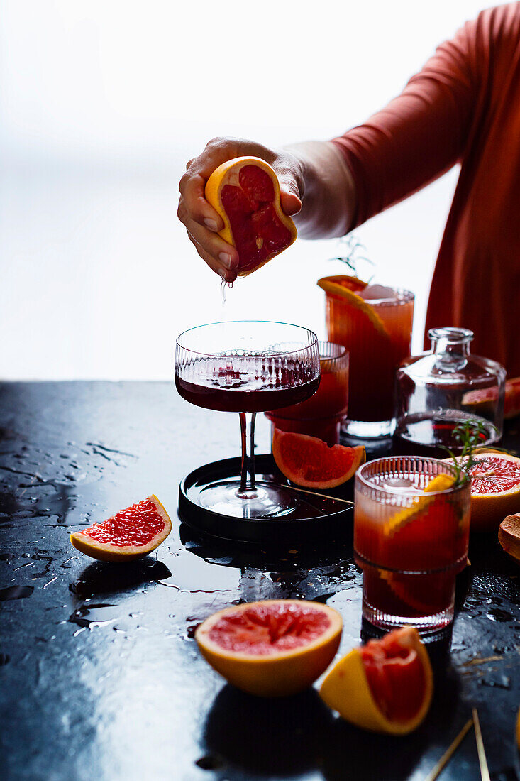 Negroni Cocktail mit pink Grapefruit