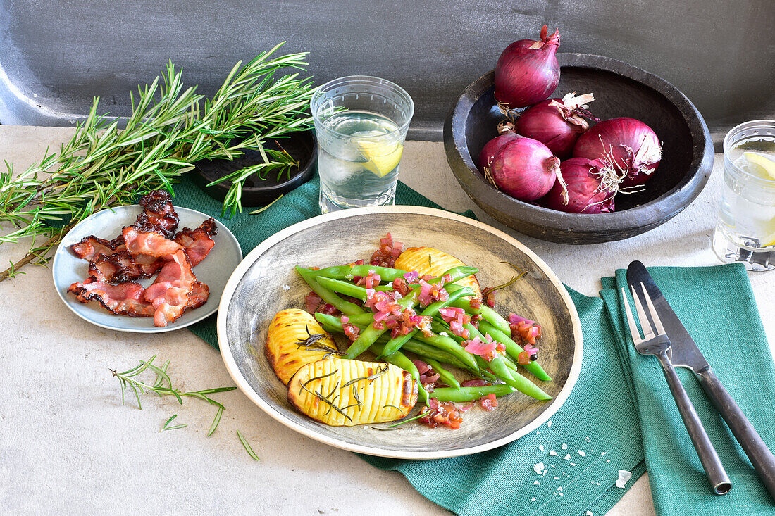 Green beans with fan potatoes and bacon