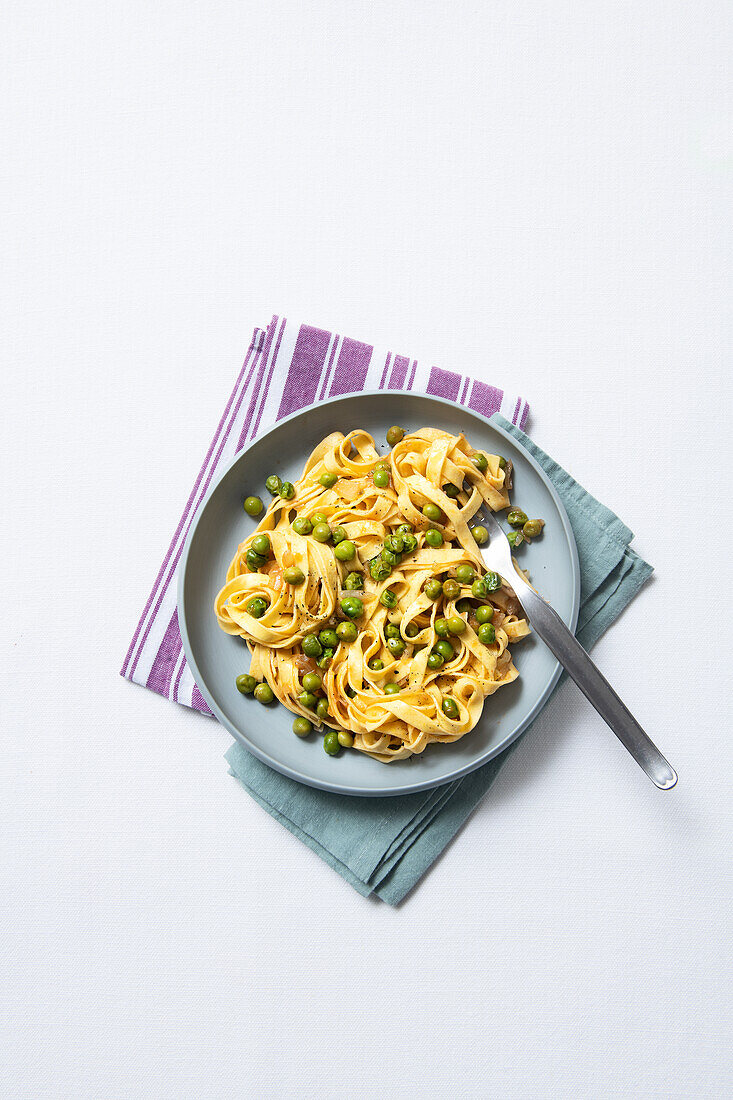 Tagliatelle mit Erbsen in Sahnesoße