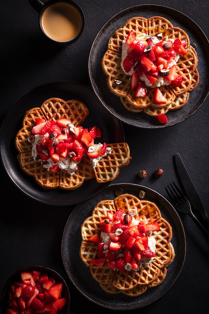 Waffeln mit Schlagsahne und Erdbeeren