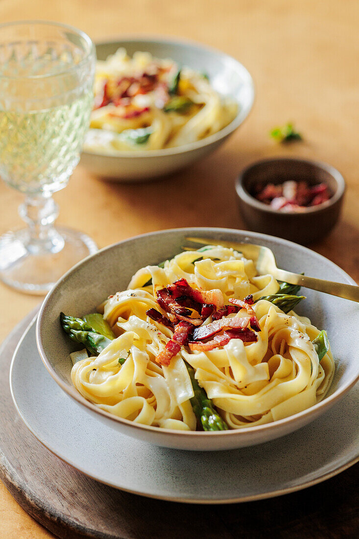 Lemon and asparagus pasta with crispy bacon