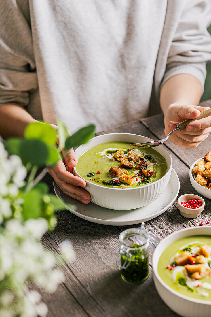 Bärlauchcremesuppe mit Croûtons und rotem Pfeffer