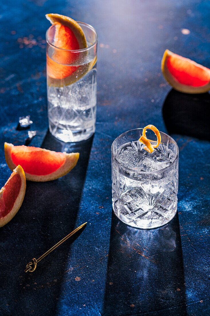 Gin and tonic with pink grapefruit