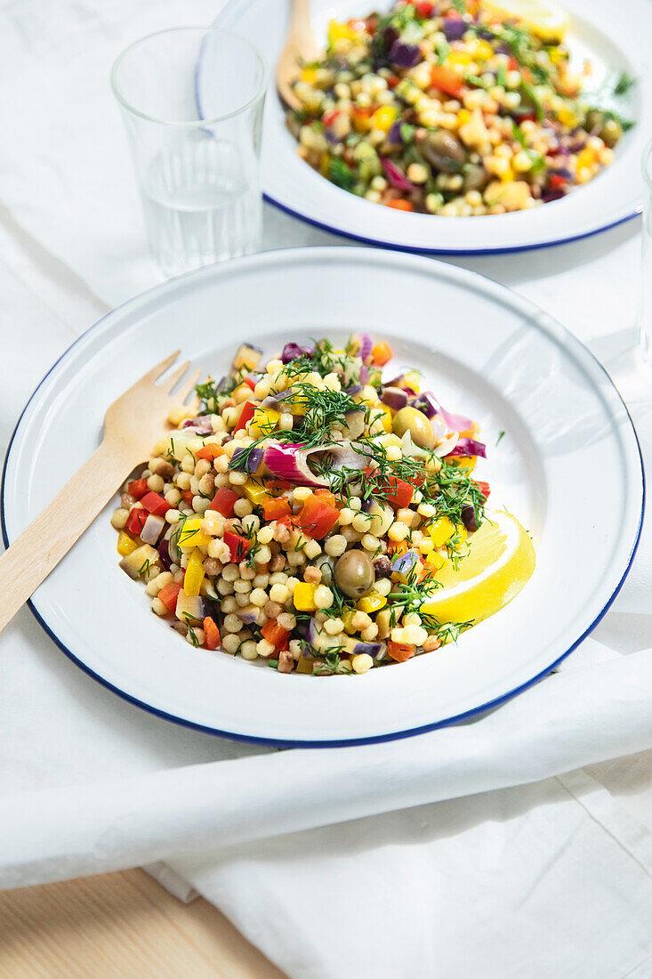 Fregola-Gemüsesalat mit Kräutern und Ingwer