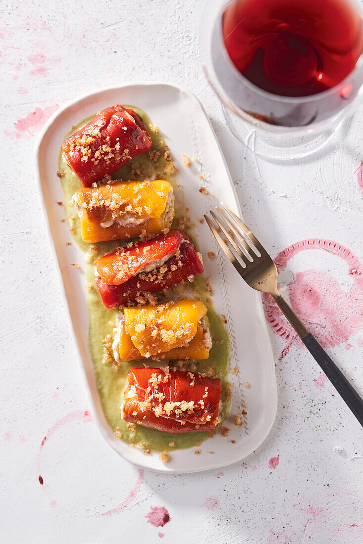 Thunfisch-Paprika-Röllchen auf Frühlingszwiebelcreme