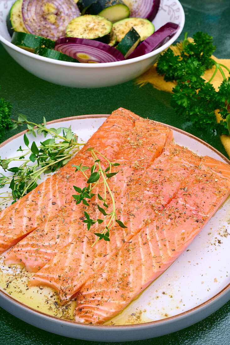 Grilled salmon fillets, courgettes and red onions