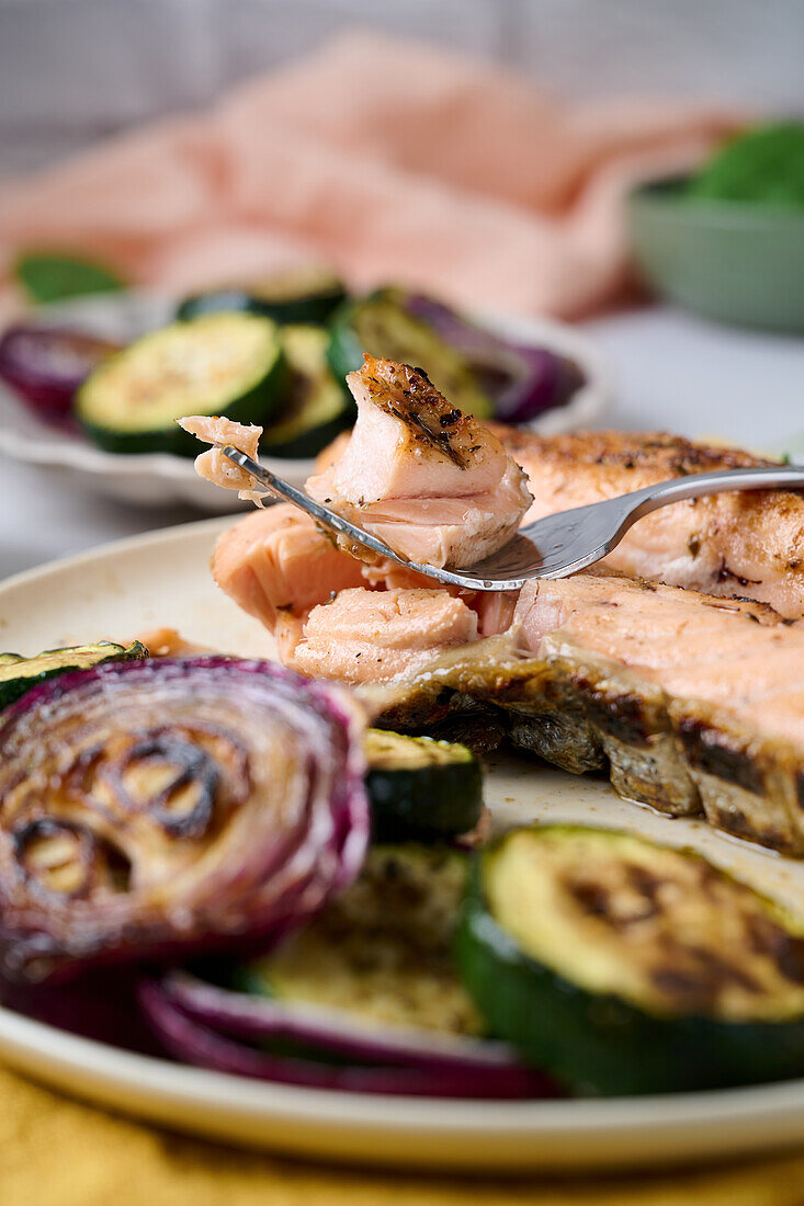 Grilled salmon with courgette and red onions