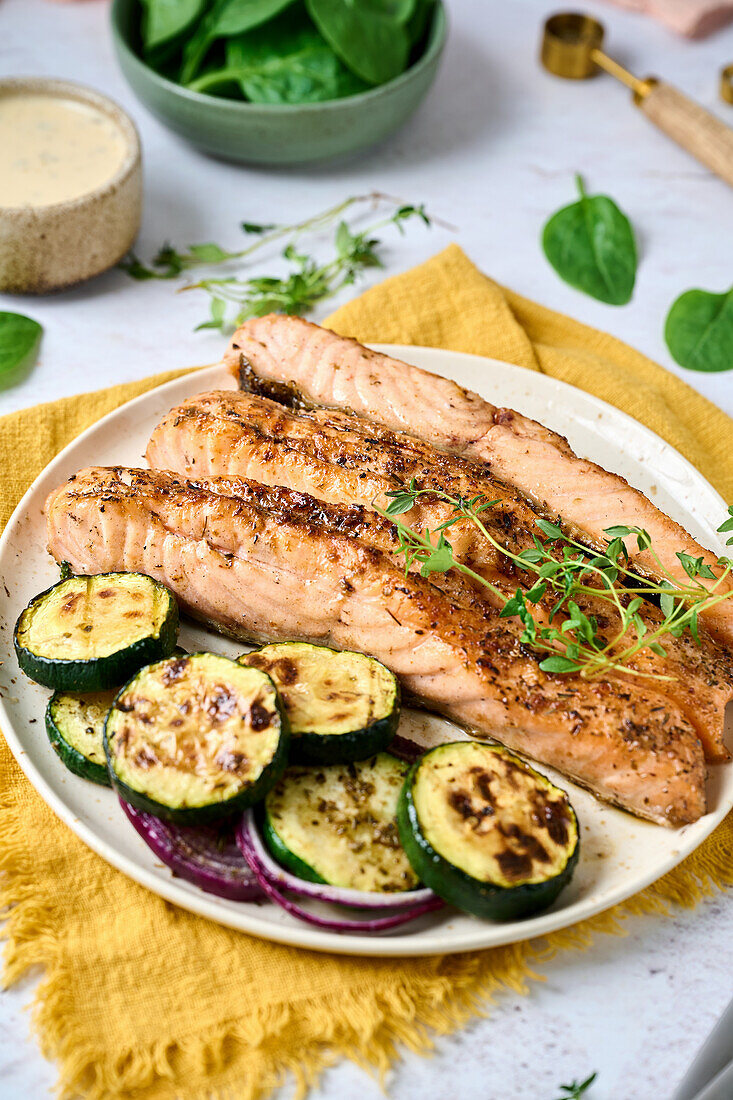 Gegrillter Lachs mit Zucchini und roten Zwiebeln