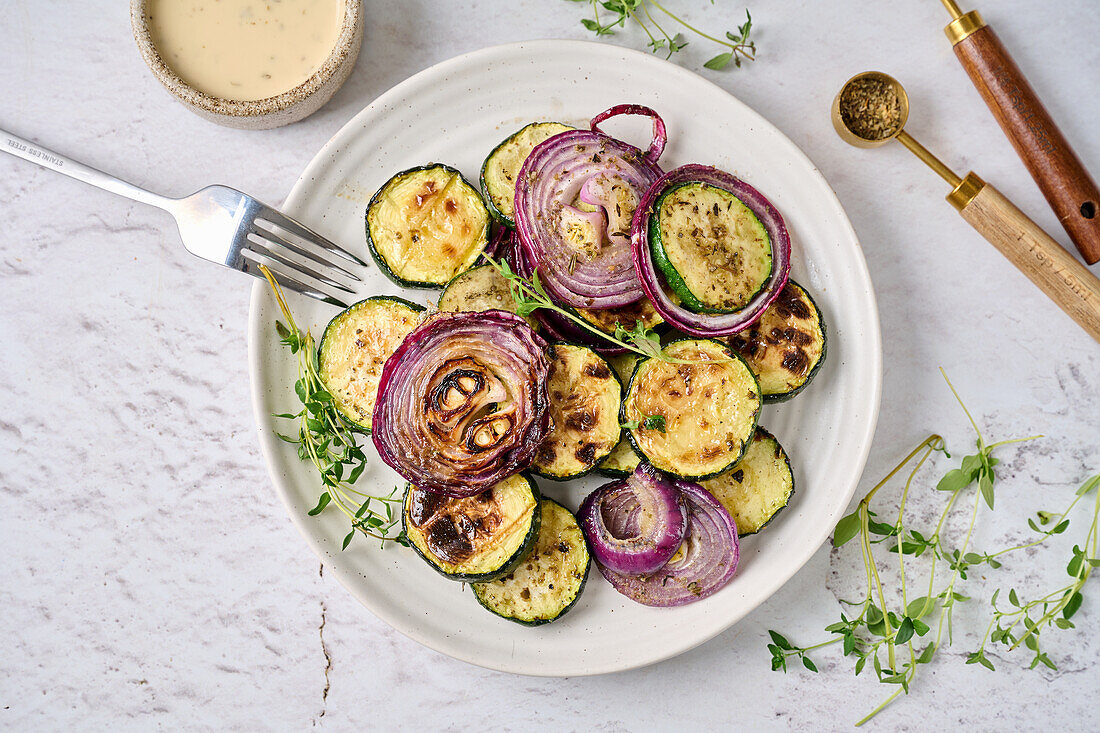 Grilled courgettes and onions with herbs