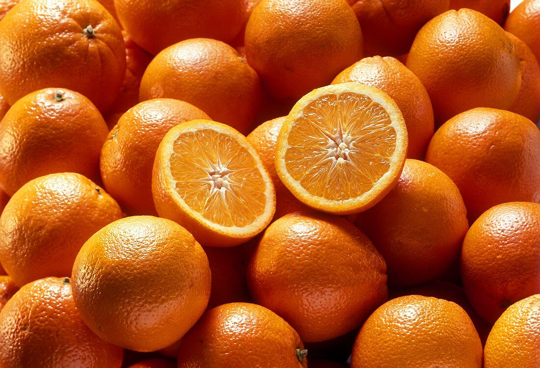 Viele Orangen, eine halbierte obenauf (Ausschnitt)