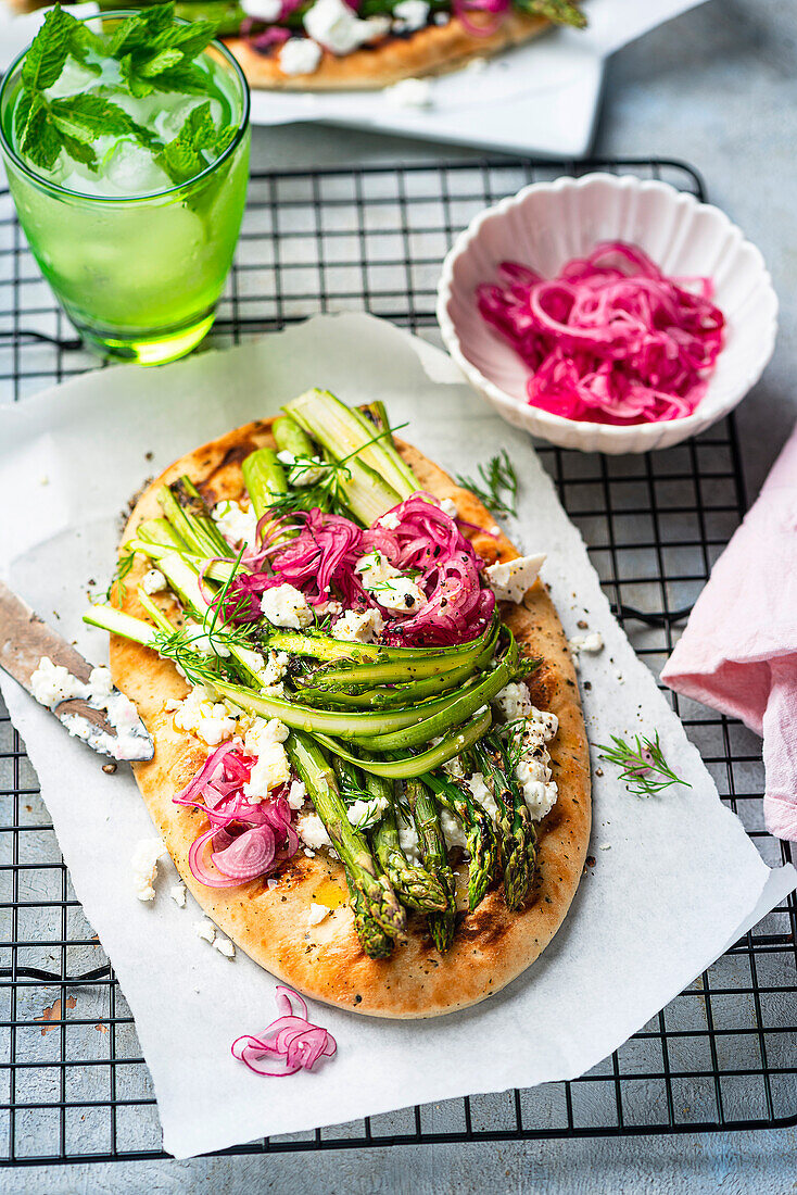 Fladenbrot mit Spargel und eingelegten Zwiebeln